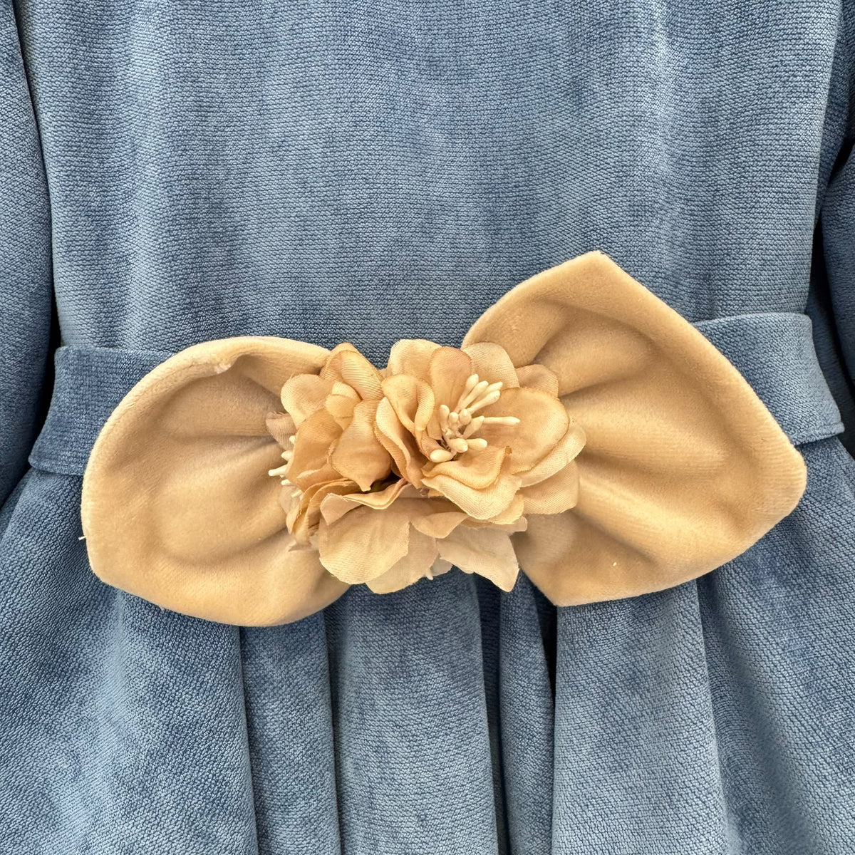Abito bimba primo compleanno azzurro polvere con colletto beige e fiocco floreale