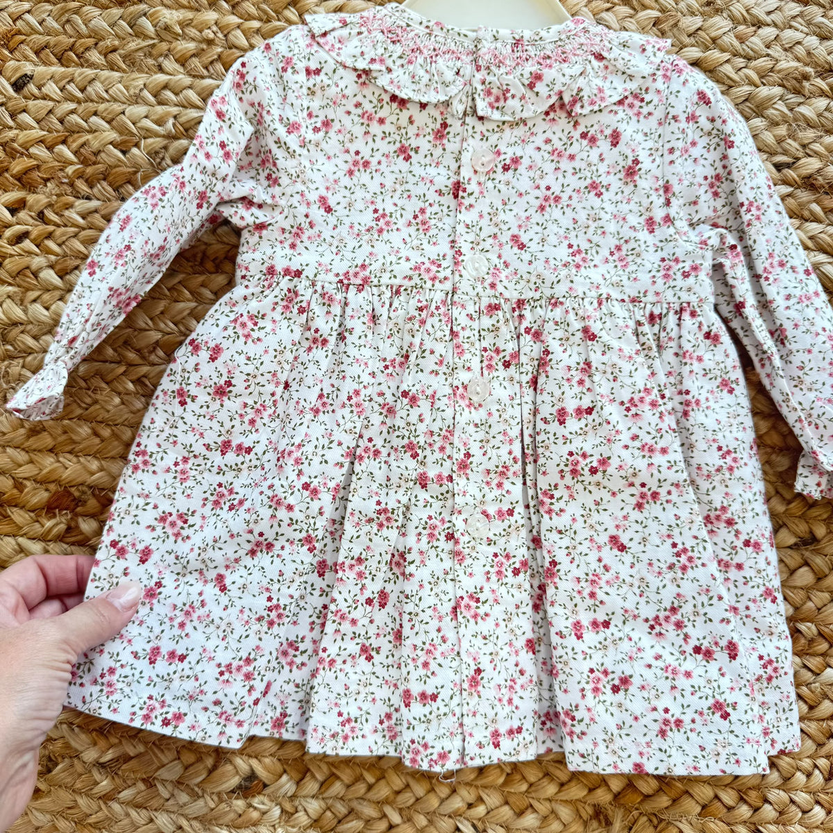Abito bimba in cotone floreale rosa con lavorazione smock e colletto volant