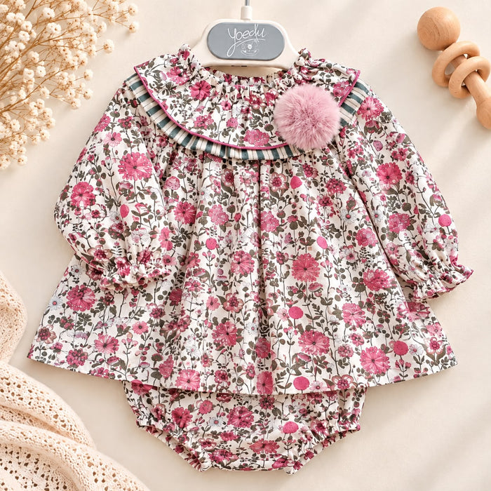 Abito bimba floreale rosa con colletto arricciato, pompon e culotte coordinata