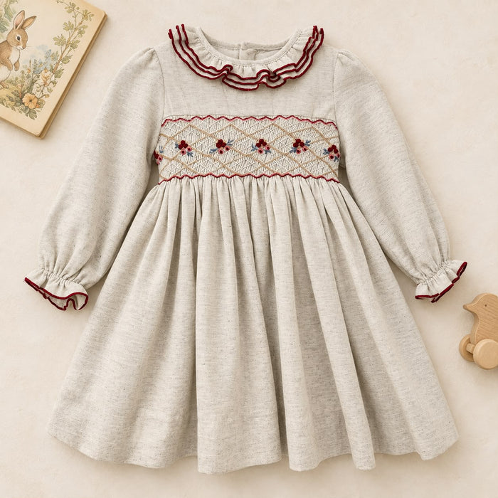 Abito bimba grigio chiaro in cotone con punto smock, ricami floreali e colletto a volant bordeaux.