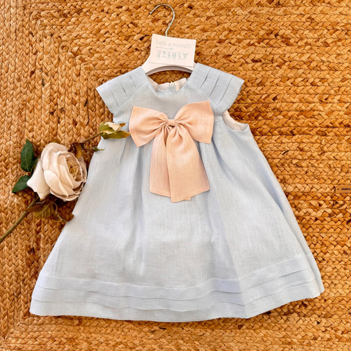 Abito bimba in lino celeste con grande fiocco cipria sul davanti