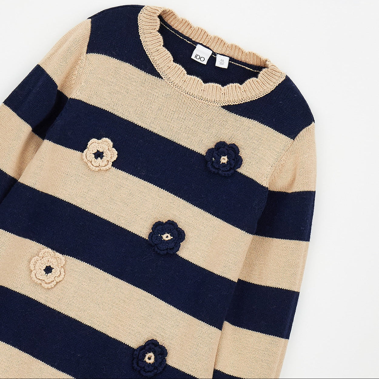 Abito bimba blu e beige in maglia a righe con fiori applicati indossato