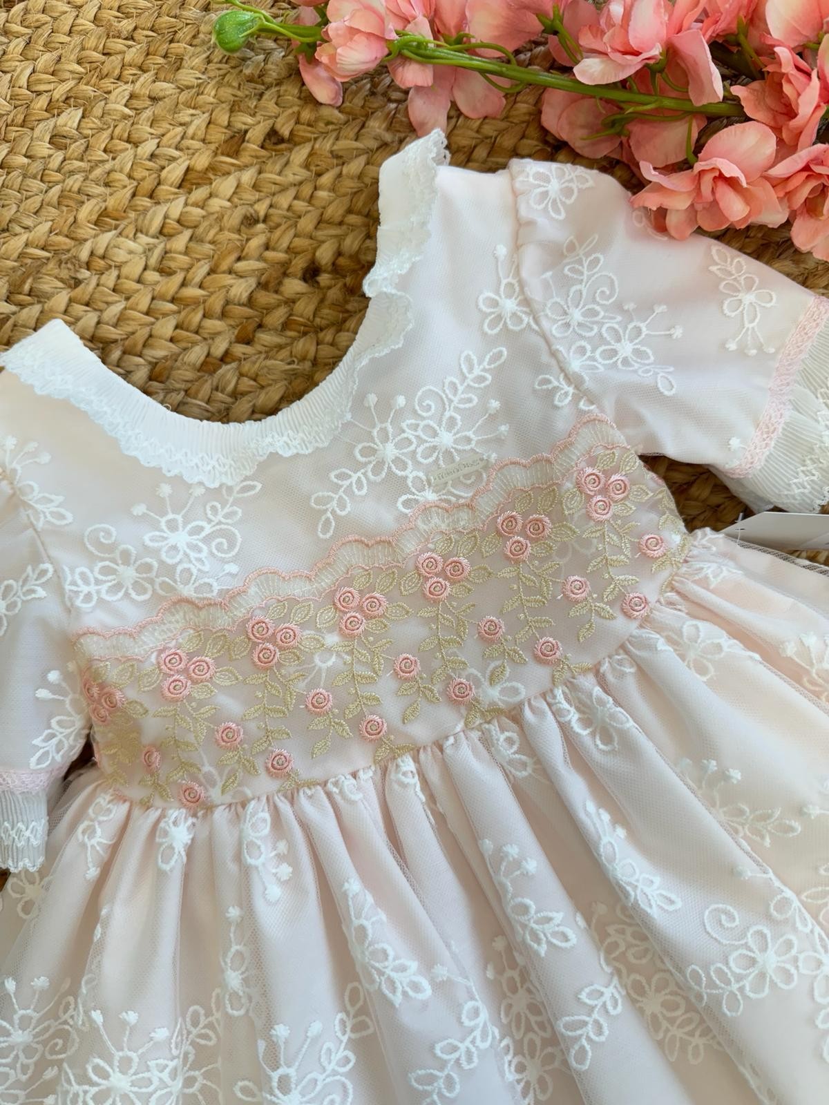 ABITO ROSA DELICATO CON RICAMI E MANICHE CORTE