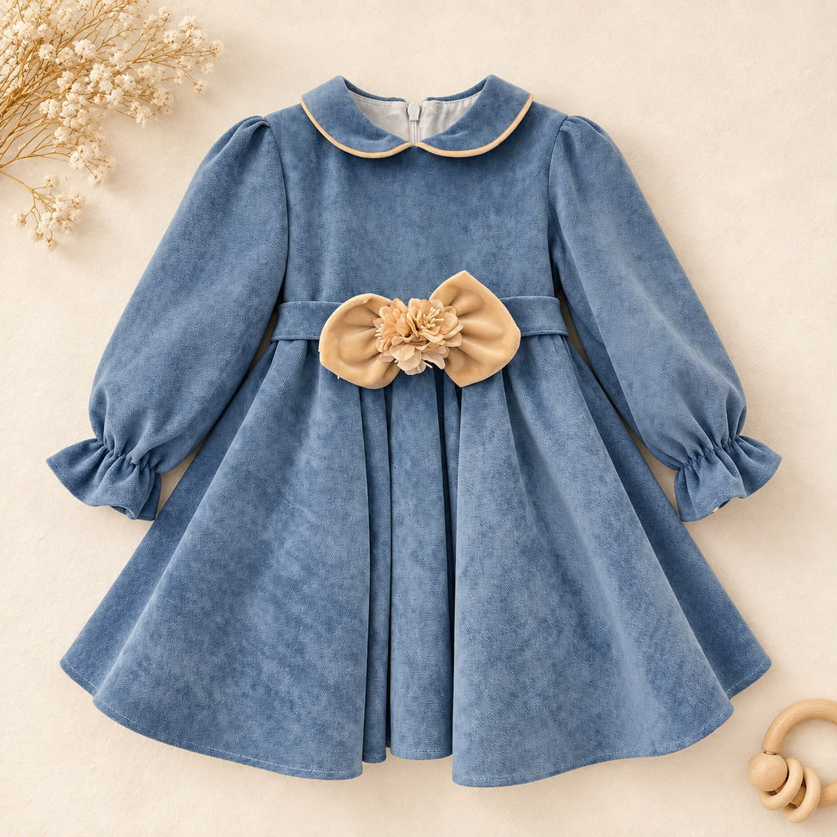 Abito bimba primo compleanno azzurro polvere con colletto beige e fiocco floreale