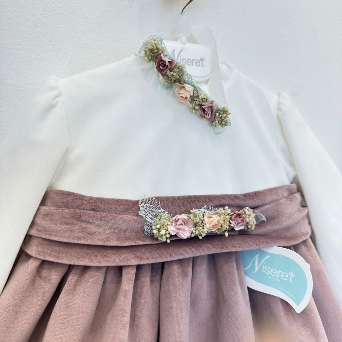 Abito bimba primo compleanno Niseret in velluto rosa antico con corpetto panna e fiori applicati