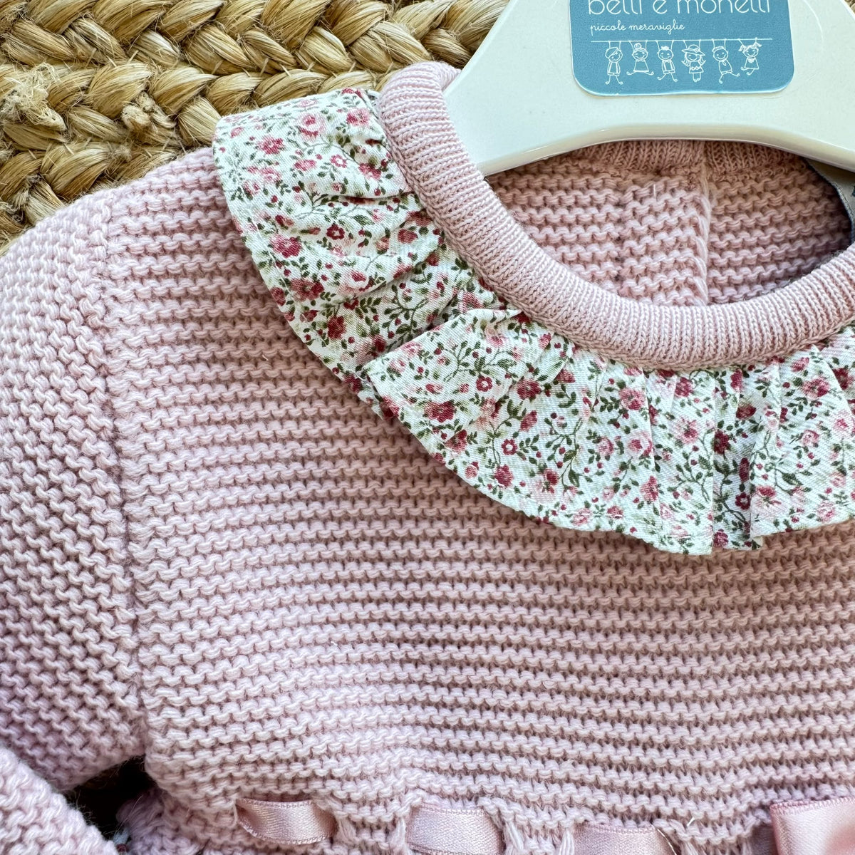 Dettaglio abito bambina rosa cipria con passanastro e fiocco in raso