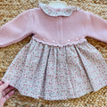 Dettaglio abito bambina rosa cipria con passanastro e fiocco in raso