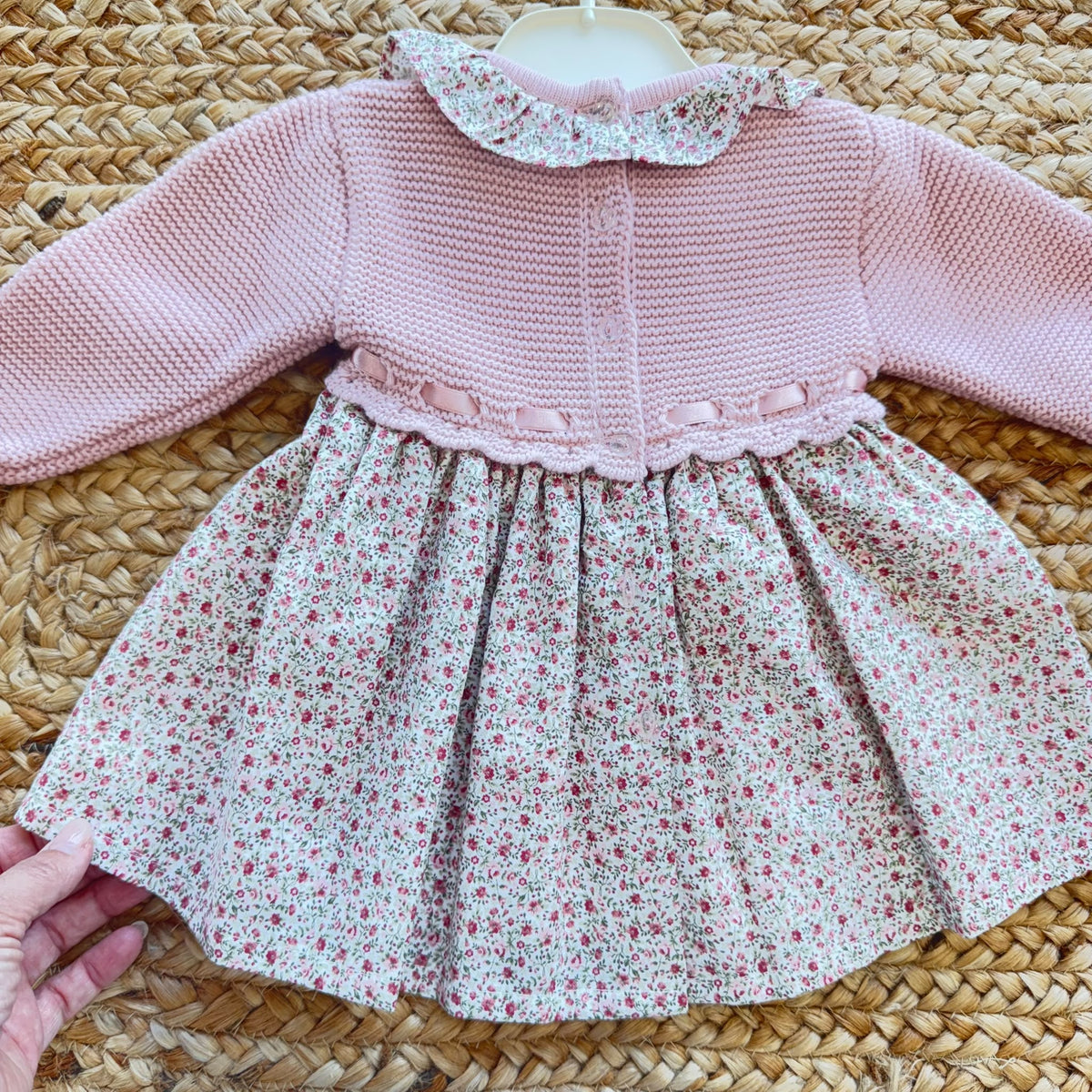 Dettaglio abito bambina rosa cipria con passanastro e fiocco in raso