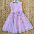 abito bimba elegante rosa plissé con fiore frontale