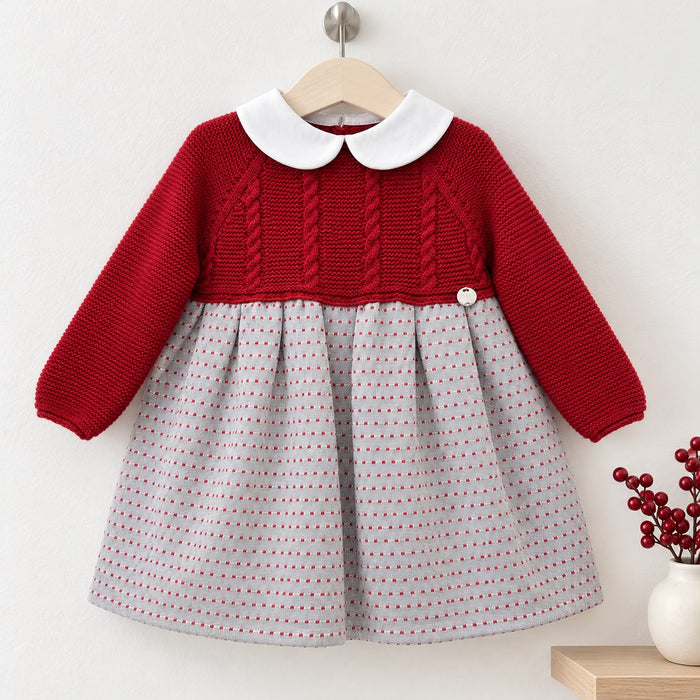 Abito bimba rosso e grigio in 100% cotone, con corpetto lavorato a trecce, maniche lunghe, colletto bianco e gonna ampia con piccoli motivi rossi.