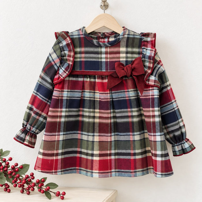 Abito bimba tartan in 100% cotone con fiocco in velluto bordeaux, ruches sulle spalle e gonna arricciata. Elegante per Natale e occasioni speciali.