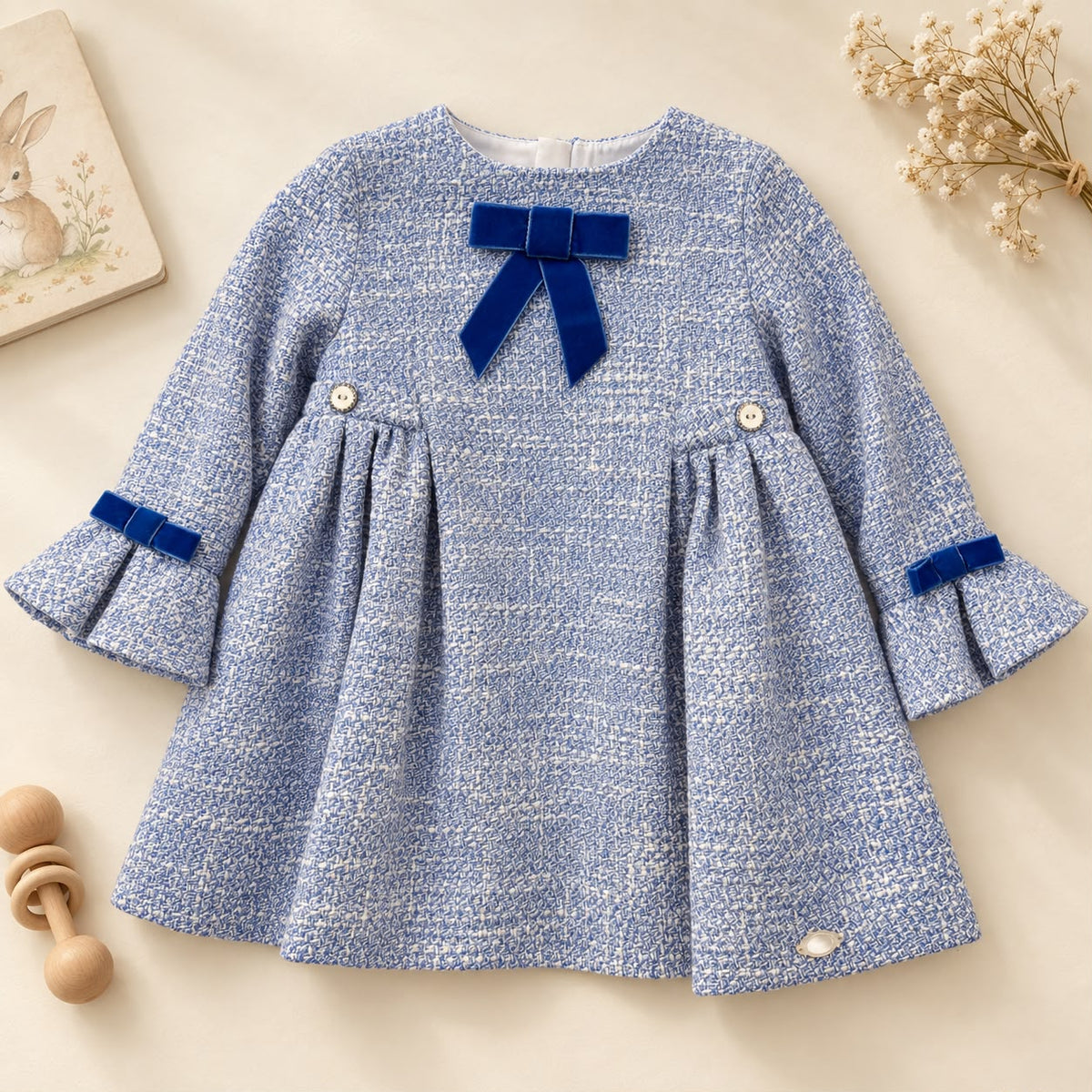 Abito elegante bimba in tweed azzurro con fiocchi in velluto blu