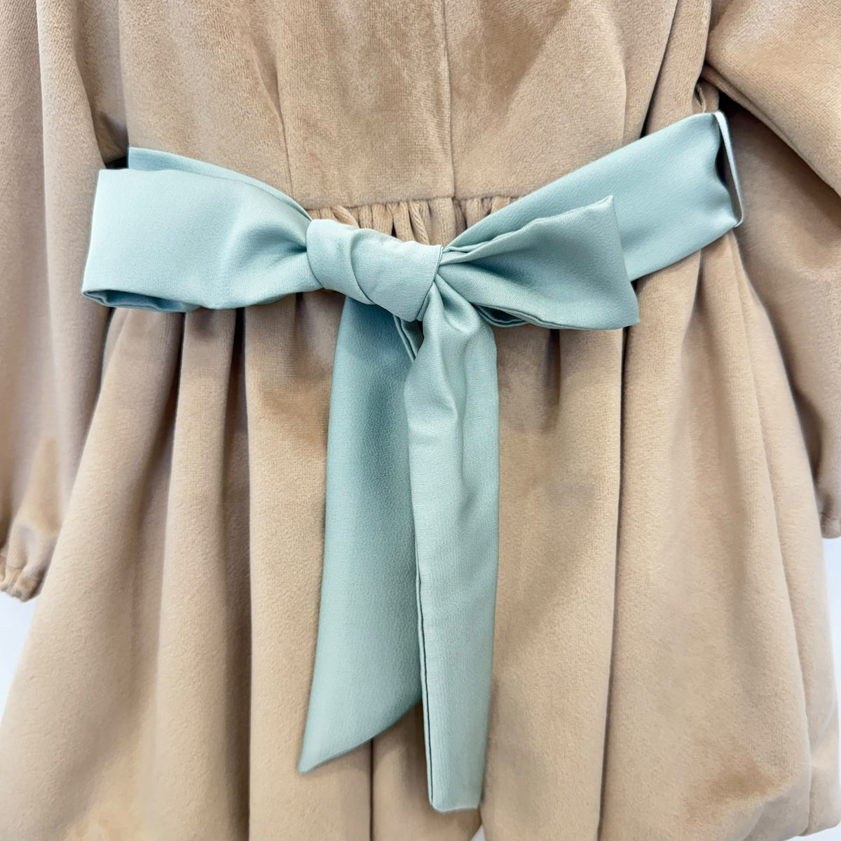 Abito elegante bimba in velluto beige con cintura verde acqua e rose decorative