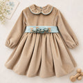 Abito elegante bimba in velluto beige con cintura verde acqua e rose decorative