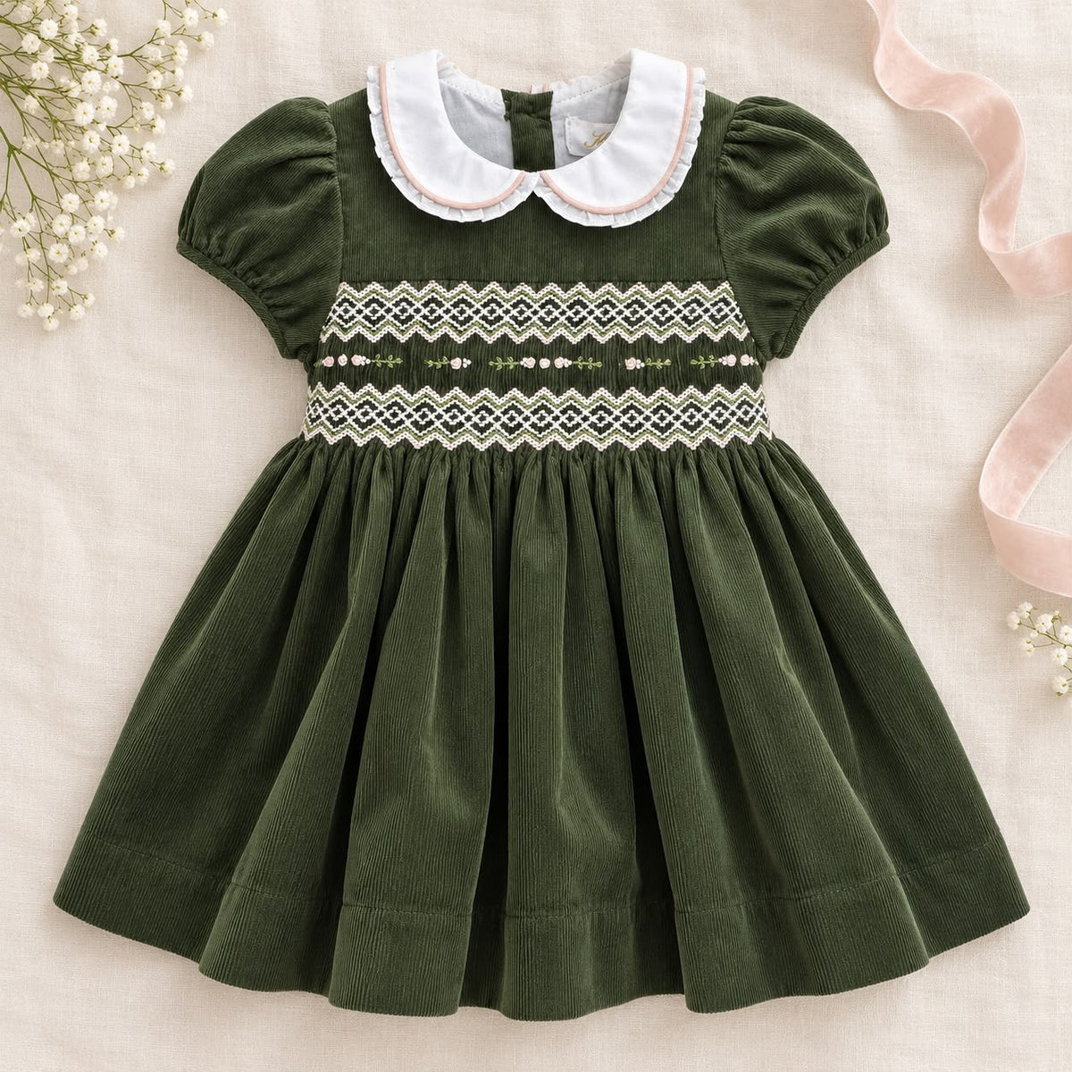Abito bimba velluto millerighe verde con punto smock e colletto bianco