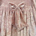 Abito elegante bimba in velluto rosa cipria con strass, colletto arrotondato e grande fiocco