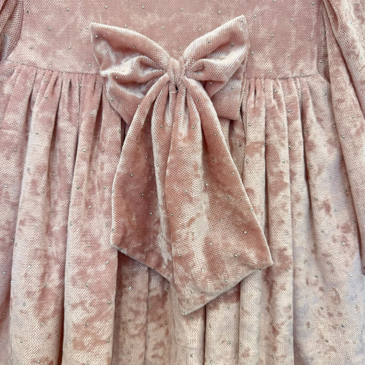 Abito elegante bimba in velluto rosa cipria con strass, colletto arrotondato e grande fiocco