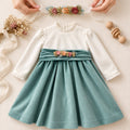 Abito elegante bimba in velluto verde salvia e panna con fiori e fascia per capelli coordinata