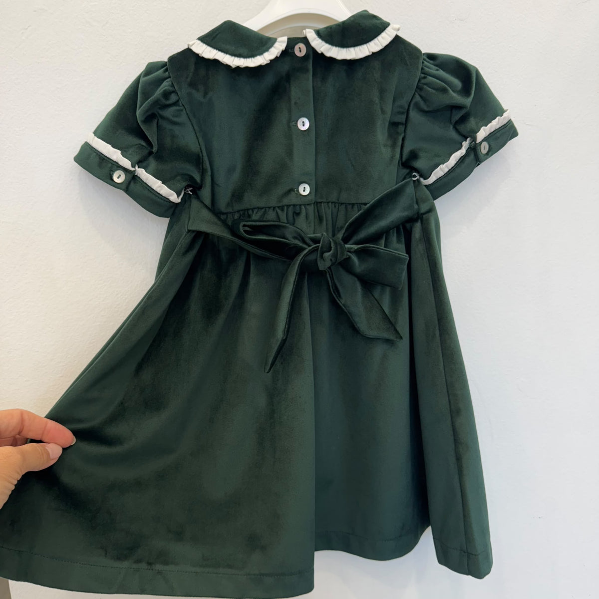 Abito bimba primo compleanno in velluto verde bottiglia con punto smock e colletto panna