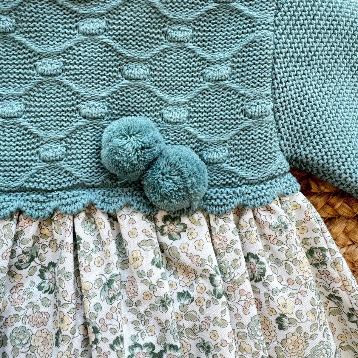 Abito pagliaccetto bimba verde Sardon con fantasia floreale e pompon