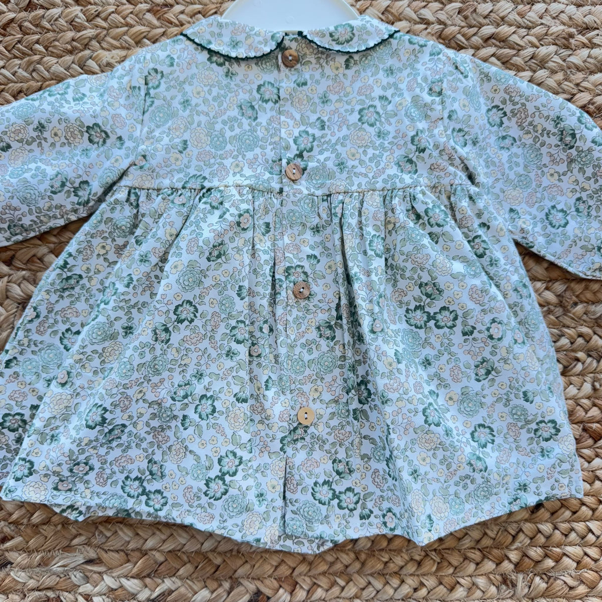 Abito bimba floreale verde Sardon in 100% cotone con punto smock