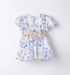 Dettaglio della stampa floreale e della cintura in tessuto beige dell'abito casual chic bambina