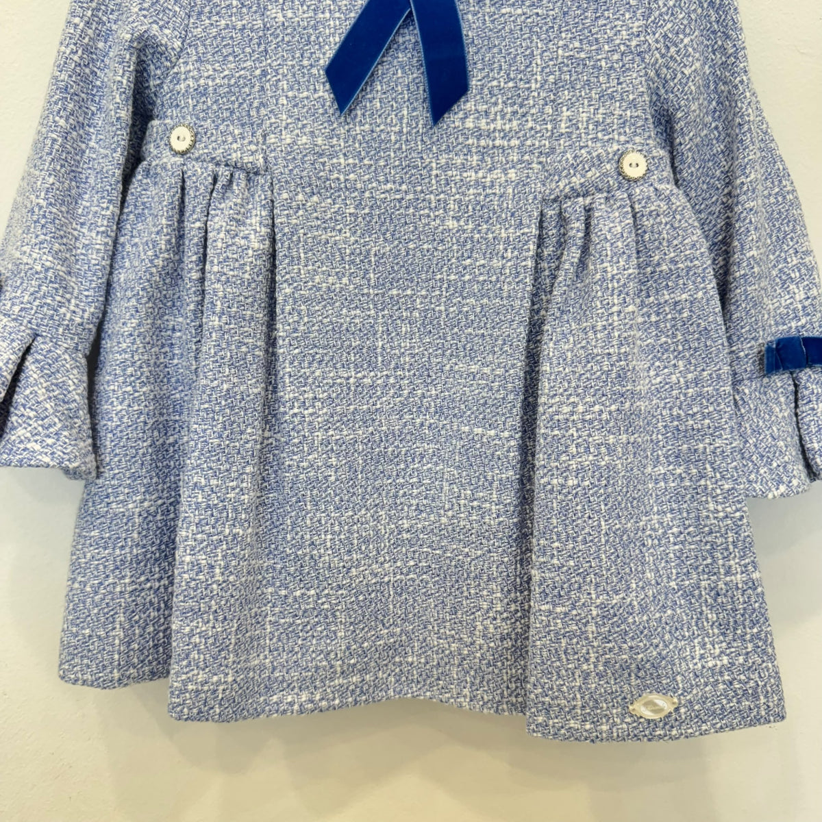Abito elegante bimba in tweed azzurro con fiocchi in velluto blu
