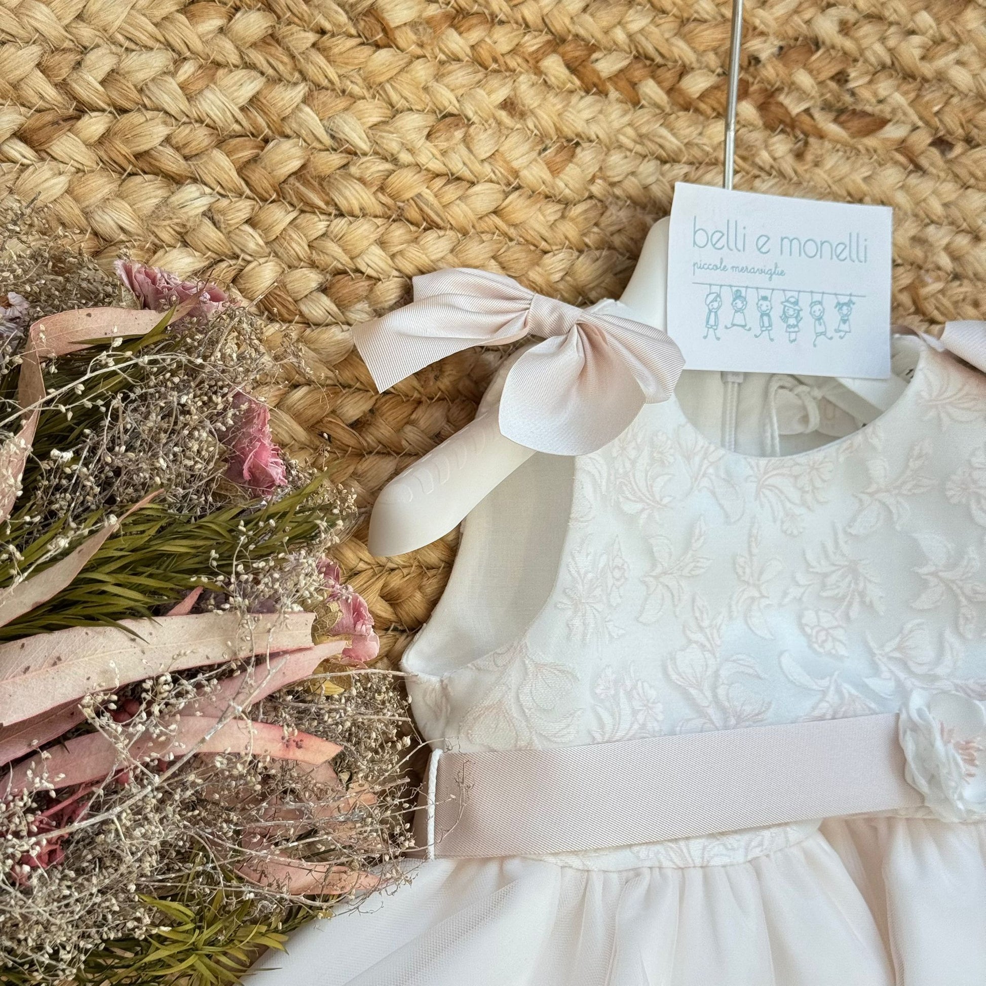 abito cerimonia bambina con fiocchi sulle spalle e cintura rosa