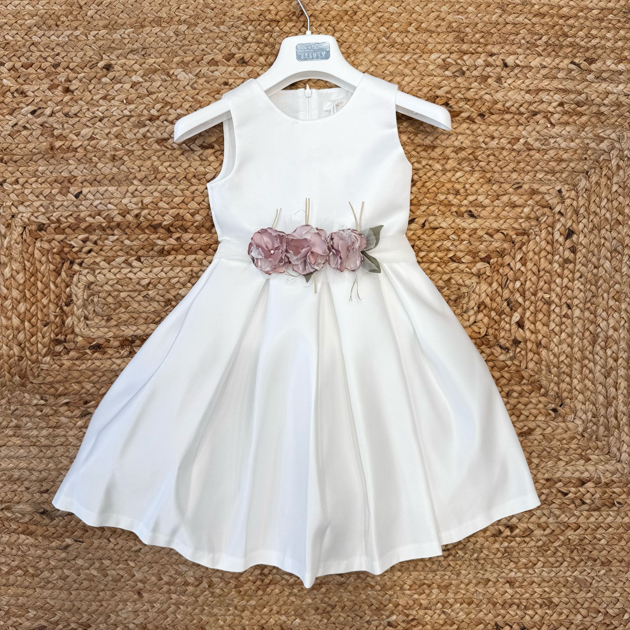 abito cerimonia bambina bianco con fiori rosa in vita, perfetto per battesimo e matrimoni.