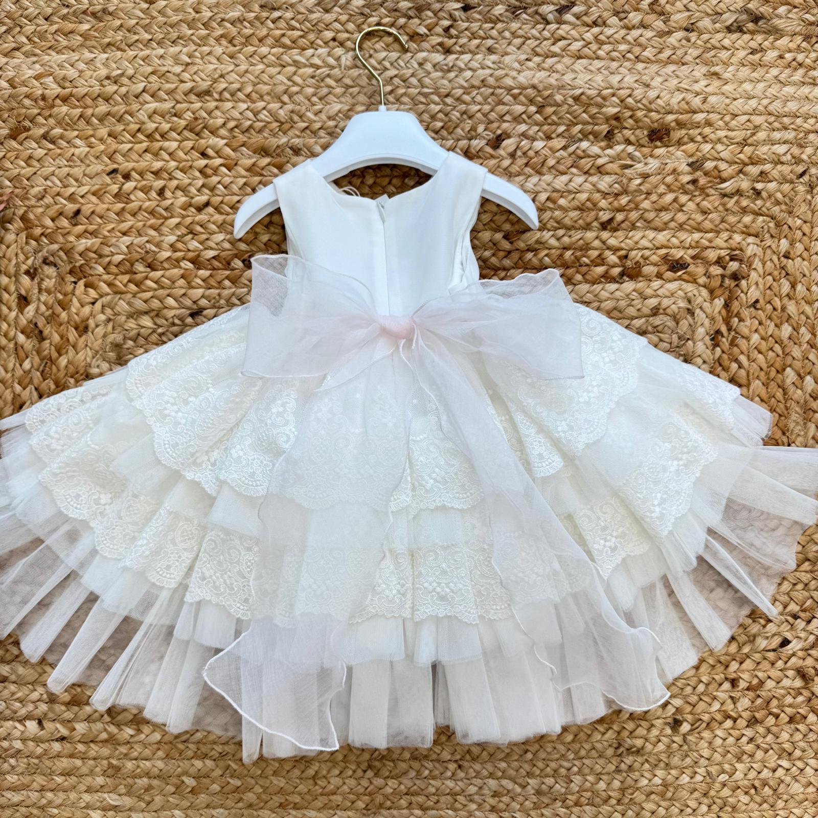 dettaglio tulle e pizzo ricamato vestito battesimo