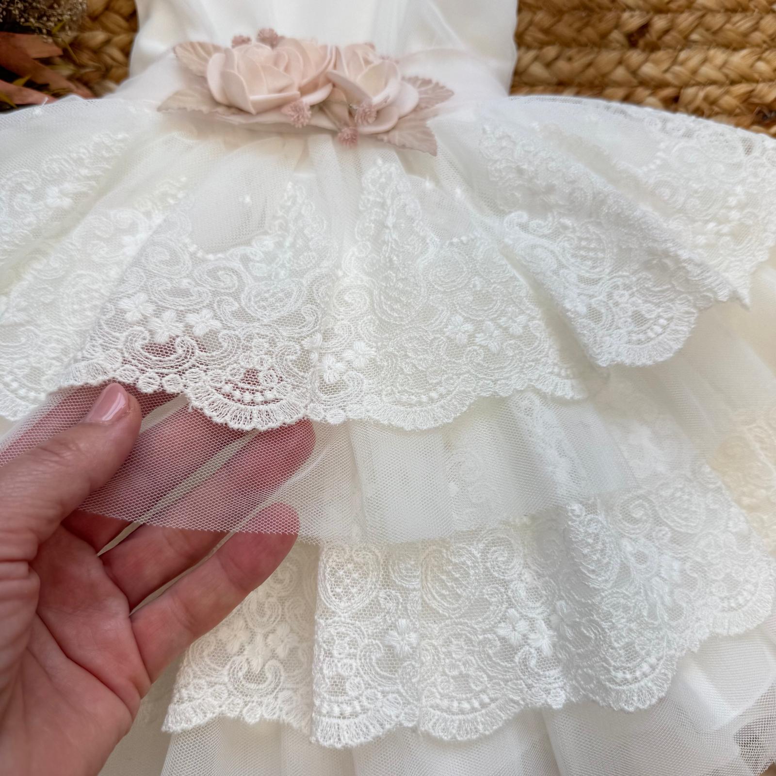 dettaglio tulle e pizzo ricamato vestito battesimo