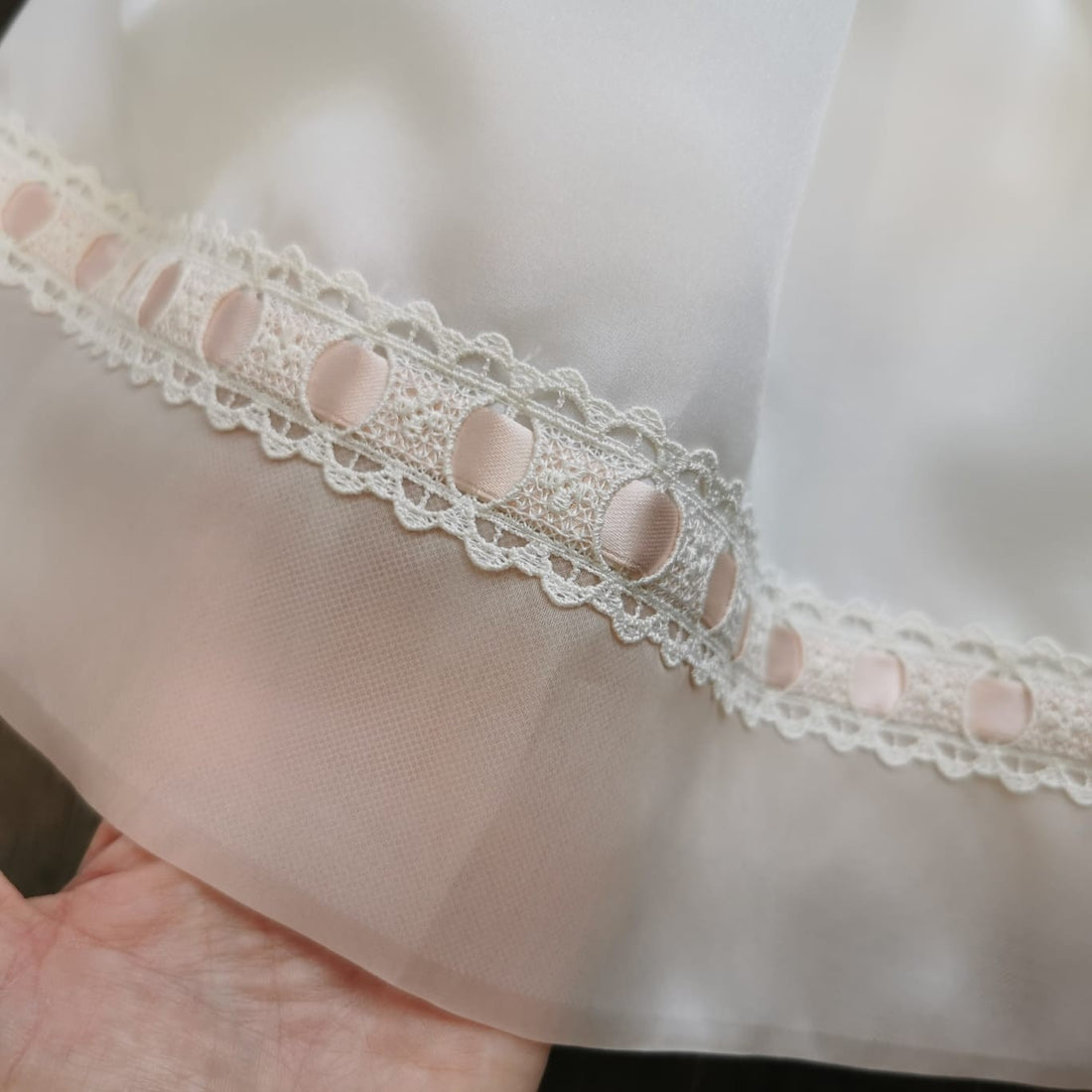 Abito battesimo Bimba In Organza Con Inserti In Nastro Di Raso E Cintura In Raso 