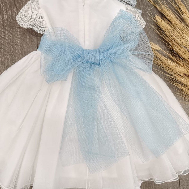  Abito da battesimo bambina in tulle con maniche in pizzo e fiocco celeste – Mimilù