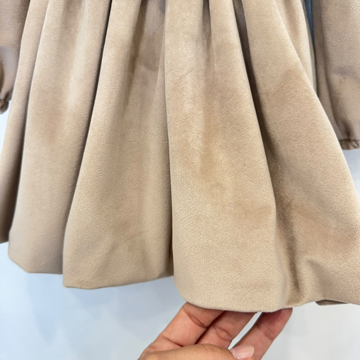 Abito elegante bimba in velluto beige con cintura verde acqua e rose decorative