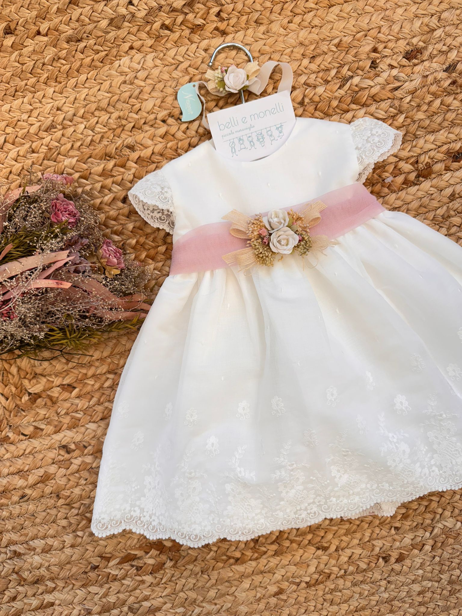 abito cerimonia bimba bianco elegante con fascia rosa coordinata