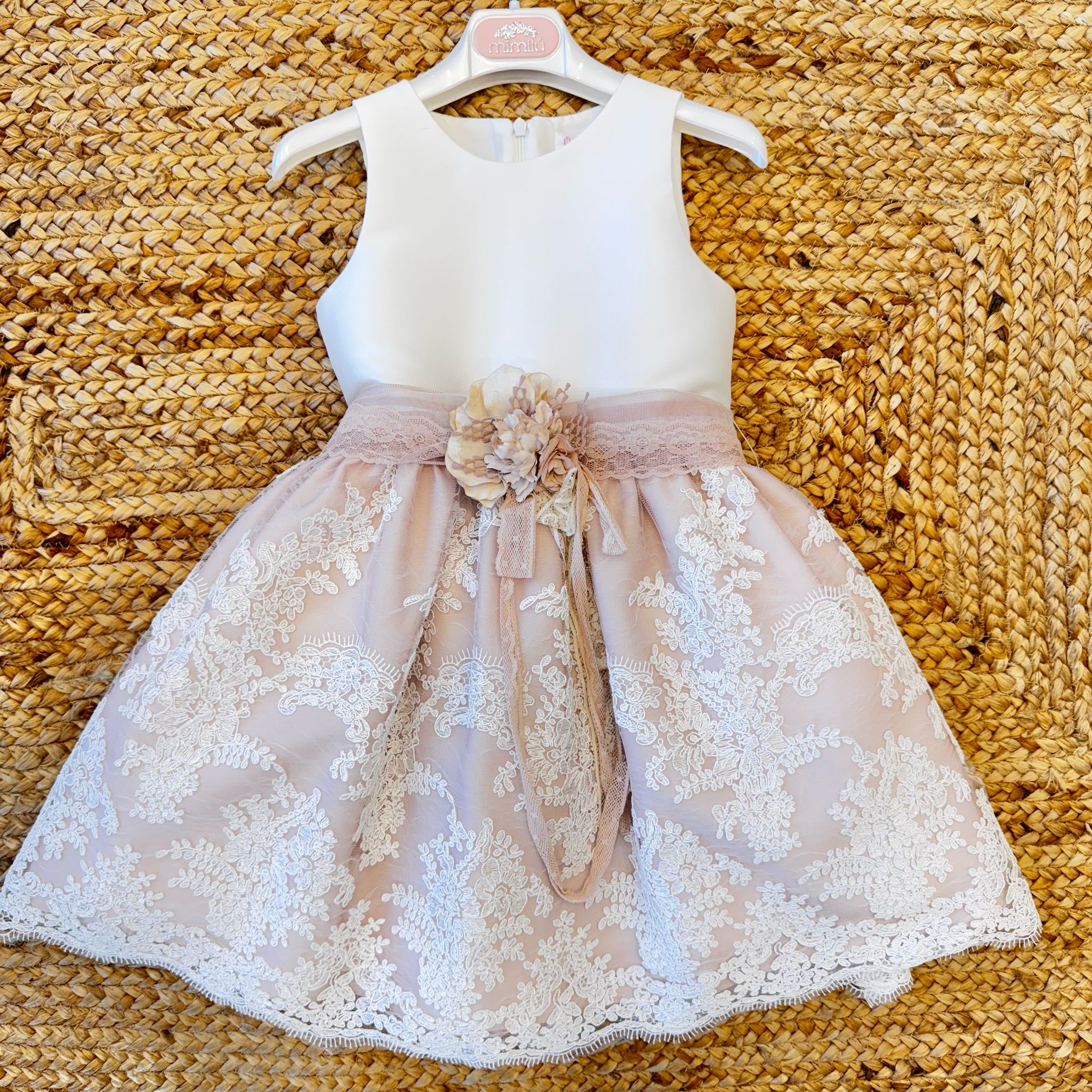 Abito damina in mikado con tulle ricamato e cintura rosa