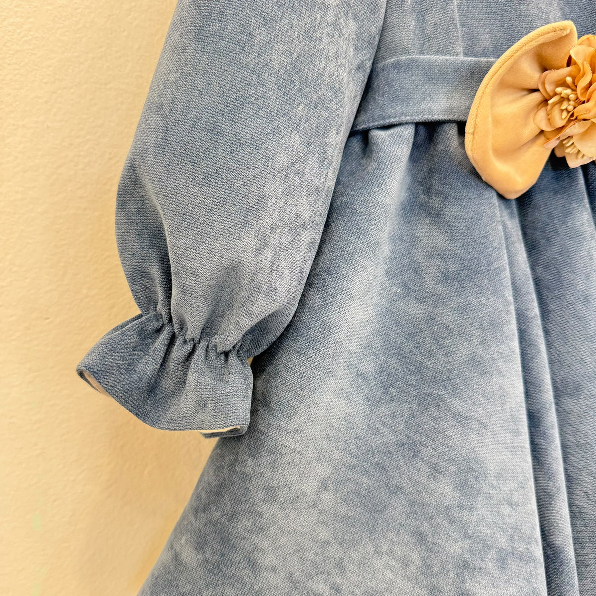 Abito bimba primo compleanno azzurro polvere con colletto beige e fiocco floreale
