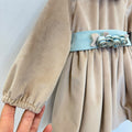 Abito elegante bimba in velluto beige con cintura verde acqua e rose decorative
