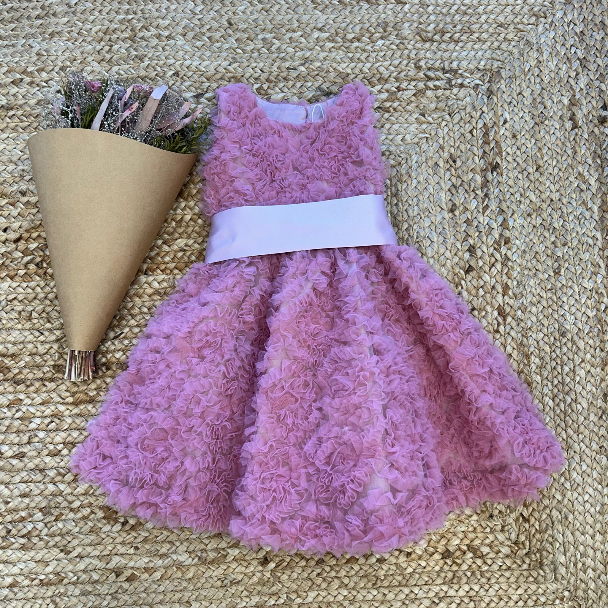 Vestito elegante da bambina in tulle rosa con maxi fiocco sul retro