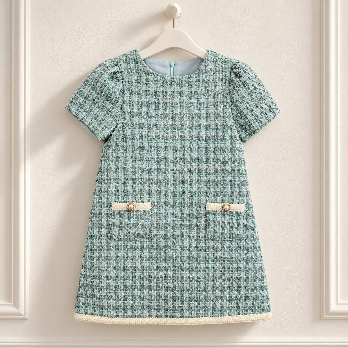 Abito elegante bambina in tweed verde acqua con dettagli gioiello avorio, maniche corte e linea svasata