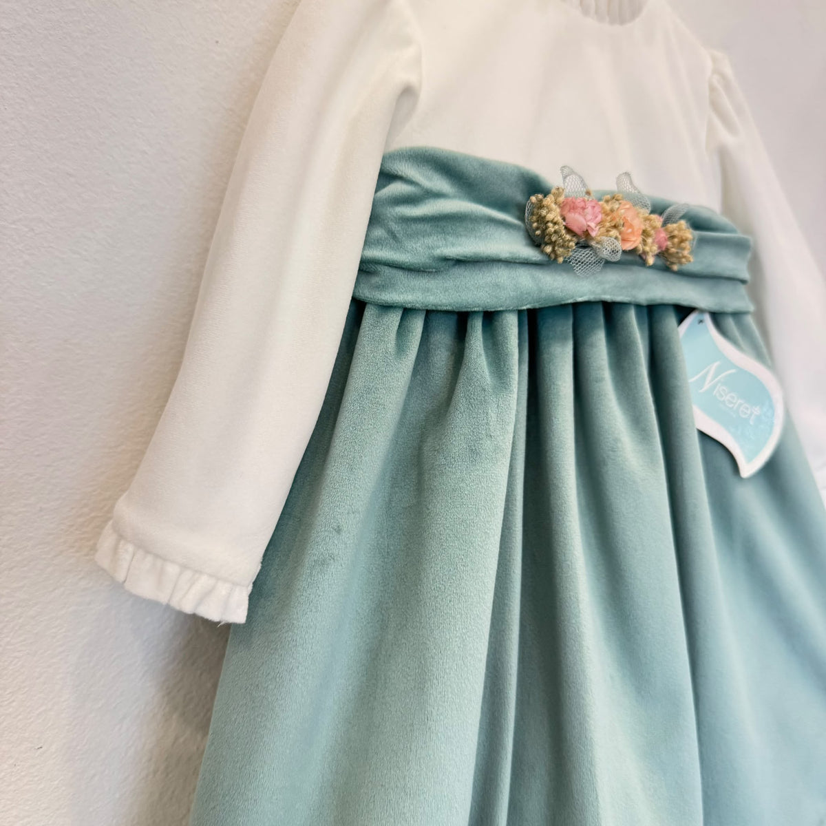 Abito elegante bimba in velluto verde salvia e panna con fiori e fascia per capelli coordinata