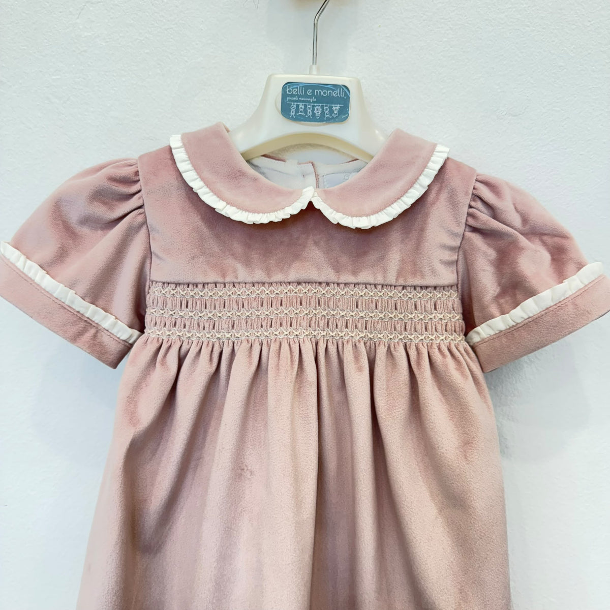 Abito elegante bimba in velluto rosa antico con punto smock, colletto panna e maniche a palloncino