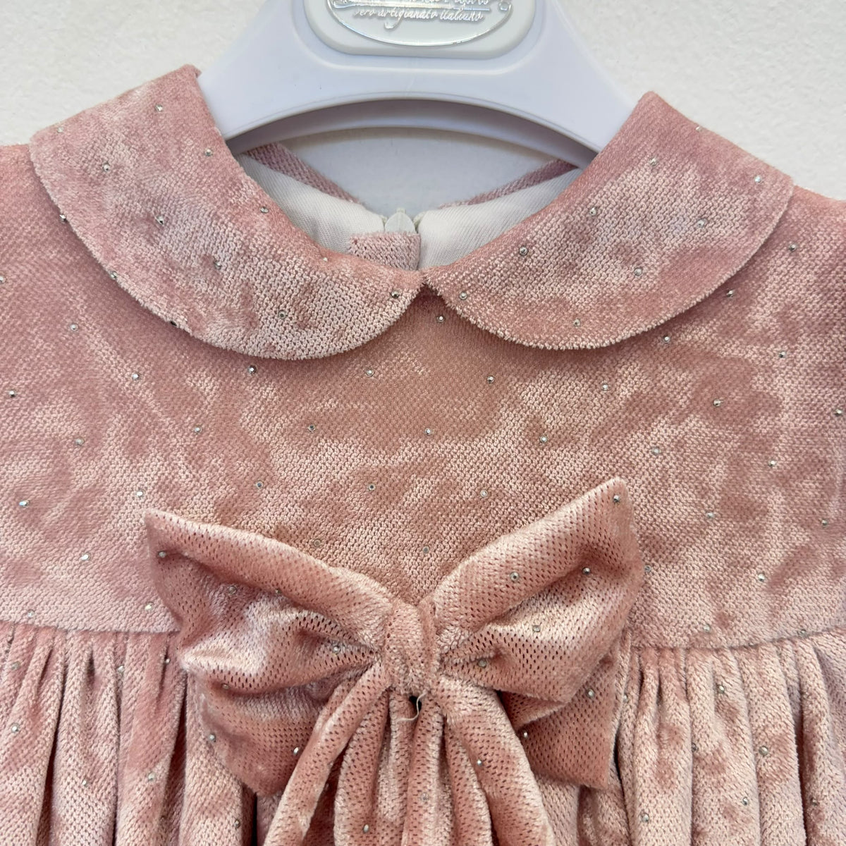 Abito elegante bimba in velluto rosa cipria con strass, colletto arrotondato e grande fiocco