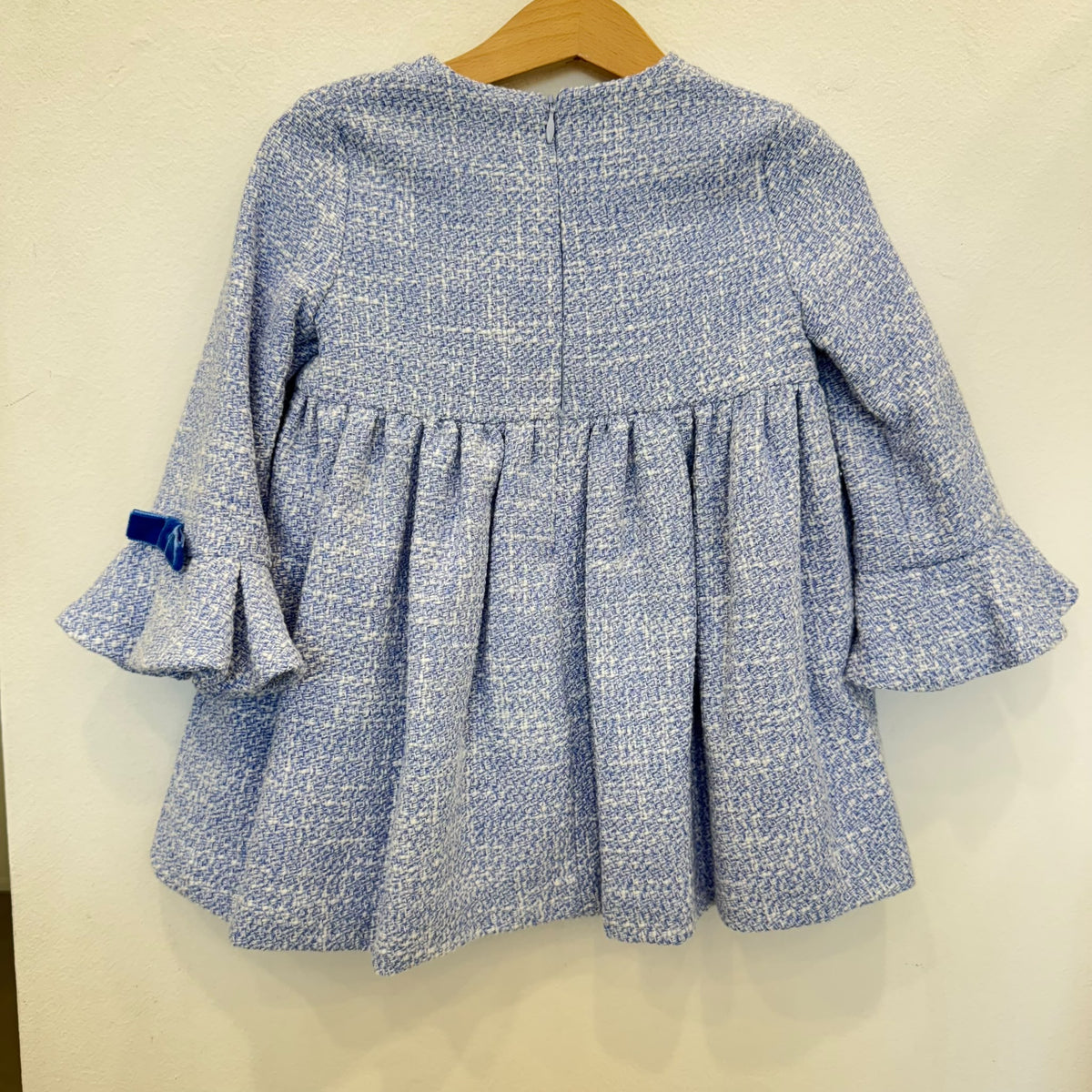 Abito elegante bimba in tweed azzurro con fiocchi in velluto blu