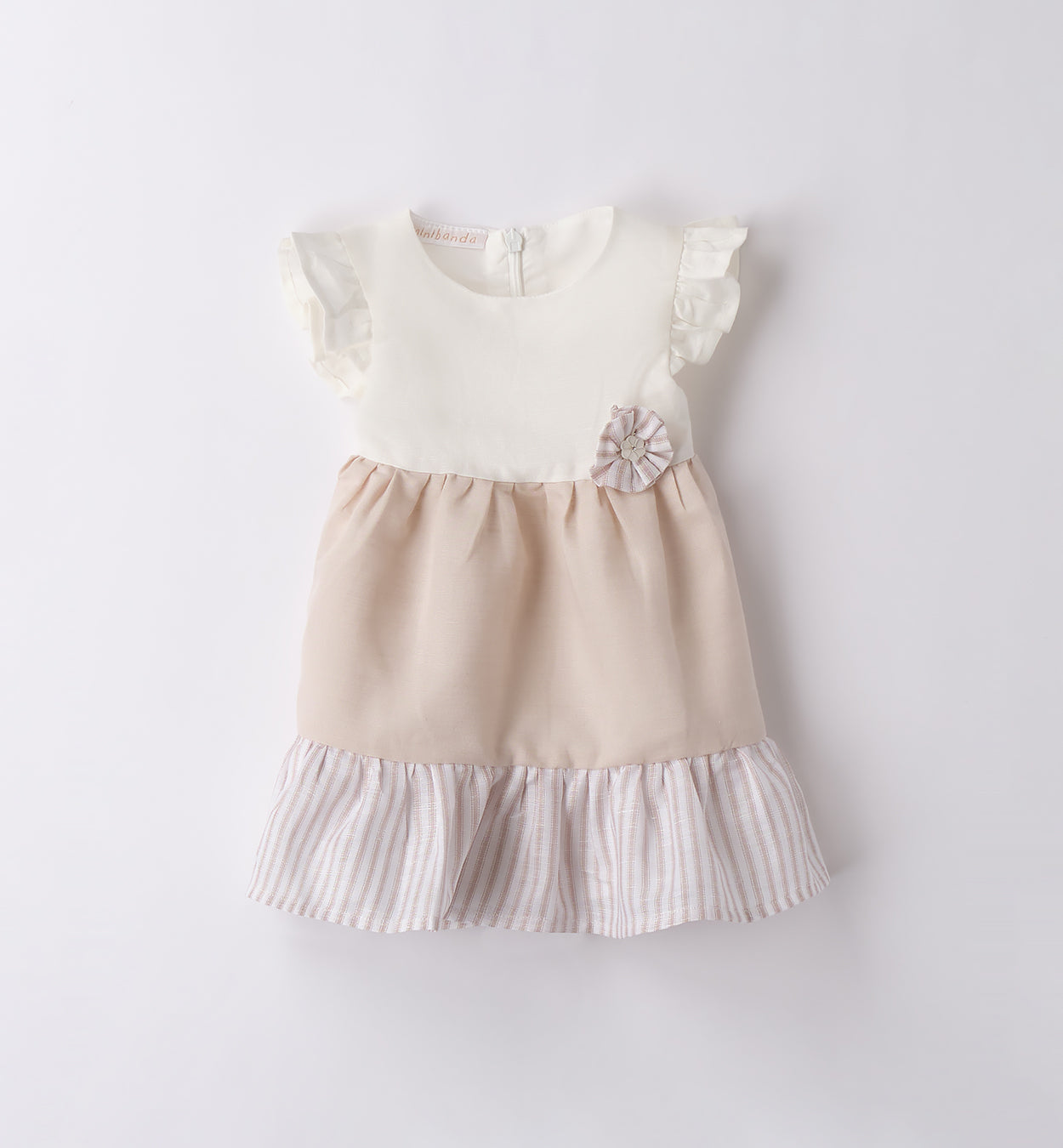 Vestito in lino e cotone per bambina, ripiegato per mostrare il tessuto leggero e i dettagli raffinati, perfetto per ogni occasione
