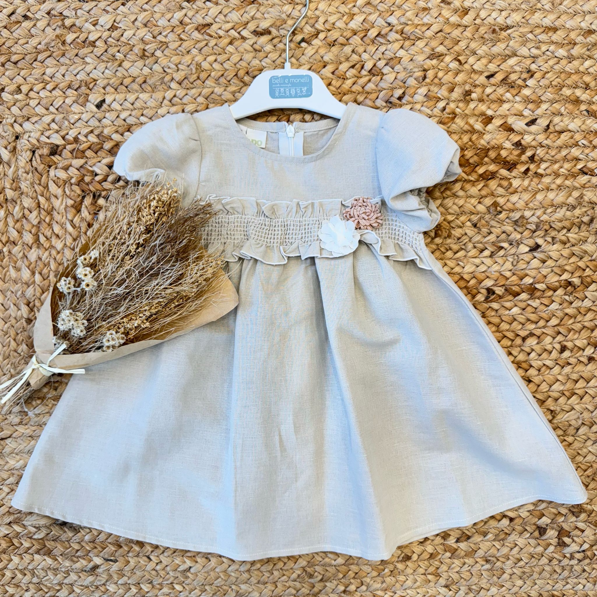 Abito in lino e cotone per bambina 6-24 mesi con rouches e fiori, vista frontale