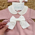 Abito neonata in cotone rosa con colletto bianco e fiocco applicato
