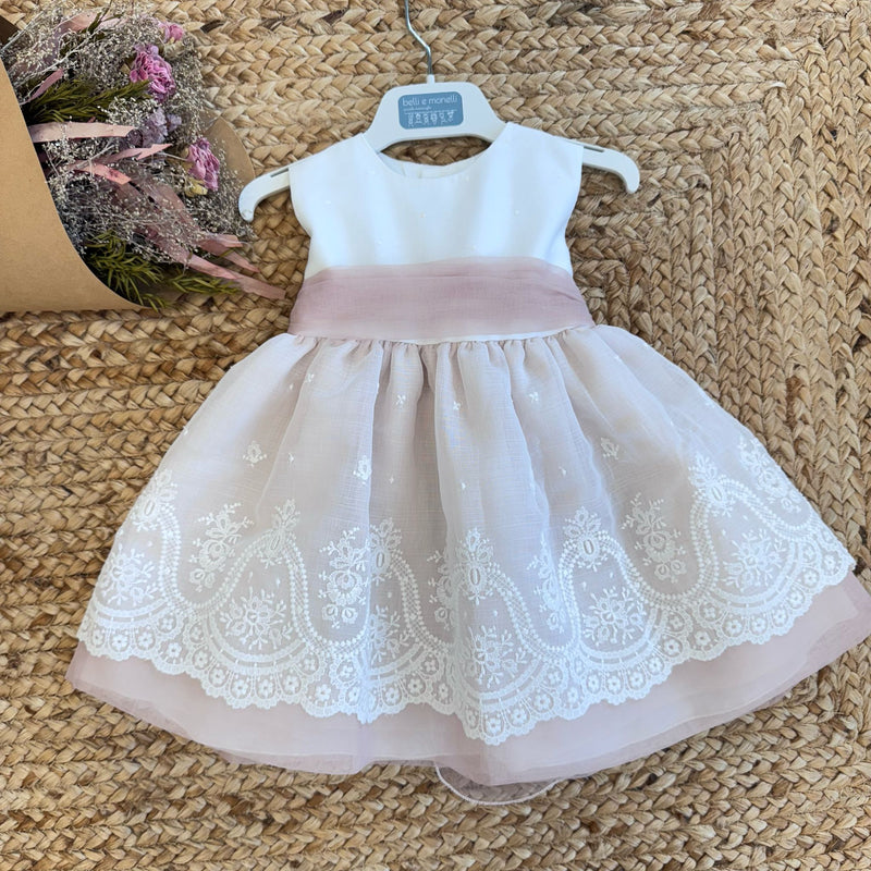 Abito neonata con cintura rosa cipria e ricamo bianco