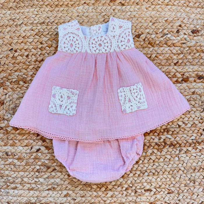 abito neonata rosa con macramè elegante