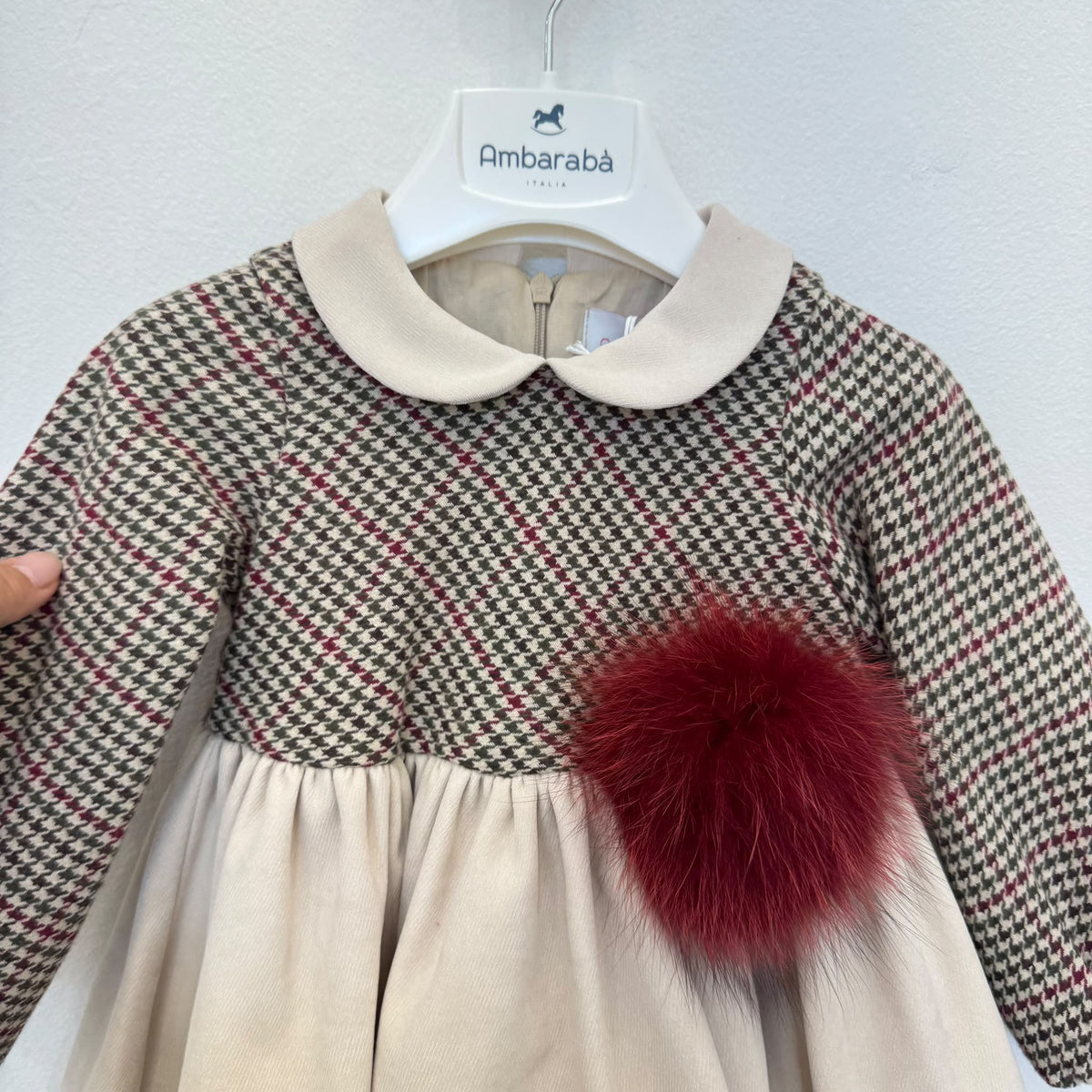 Abito elegante bimba panna con corpetto pied de poule, pompon bordeaux e dettagli in velluto verde